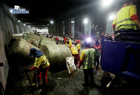 (May 27 2026) The Metropolitan Manila Development Authority (MMDA) street sweepers remove the trash scattered, after a trailer truck loaded with garbage overturned in the southbound lane of the C5-Bonny Serrano Tunnel in Quezon City early Wednesday, May 27, 2026. The incident, which occurred around 5:00 a.m., resulted in the driver and his wife being injured. According to the report, the truck came from Porac, Pampanga, and was heading to Batangas when the vehicle lost control after skidding. Photo/Analy Labor
