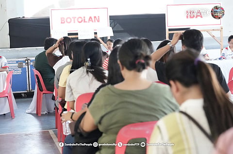 Some 842 students received educational assistance from the provincial government at the Zambales Sports Complex Gymnasium in the Capitol town of Iba, Zambales on 28 May 2026.