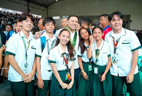 Villar pays tribute to students