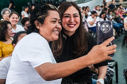 A warm selfie moment with Alelee Aguilar-Andanar and a Las Piñas mother.