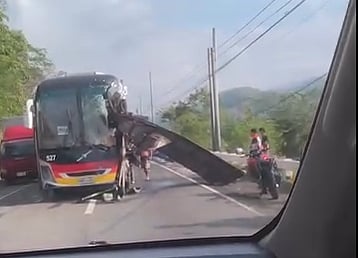 A Victory Liner bus crashed into a truck carrying drums of bagoong in Barangay Tayabo, San Jose City, Nueva Ecija on Sunday, May 31. The road crash left nine bus passengers injured and one dead. (Video screenshot from Cecile Lucy Mine | Facebook)