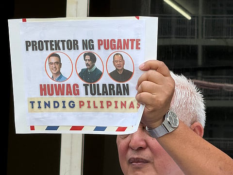 Members of civic society groups filed an obstruction of justice complaints on Senate President Alan Peter Cayetano, Senator Robin Padilla, and Senate Sgt-At-Arms Mao Aplasca for their supposed involvement in the escape  of Senator Ronald "Bato" Dela Rosa from the Senate last 14 May.