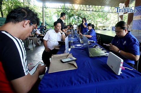 (June 09 2026) Drivers queue at the JoyRide car two day grand onboarding event at the Ninoy Aquino Parks and Wildlife Center in Quezon City on Tuesday June 9 2026, The activity forms part of the company’s continuing efforts to expand its growing fleet of driver-partners amid increasing demand for ride-hailing services, Qualified TNVS drivers and operators who successfully onboard during the event may enjoy several incentives, including up to ₱8,000 in free top-up credits, no cash-out requirement, and commission rates as low as 10%, one of the lowest in the industry. JoyRide Philippines said the onboarding event is designed to provide drivers with a faster and more convenient application and activation process, allowing them to begin earning sooner. Photo/Analy Labor