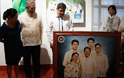 The First Lady's Corner: PDL gifts FL with portrait