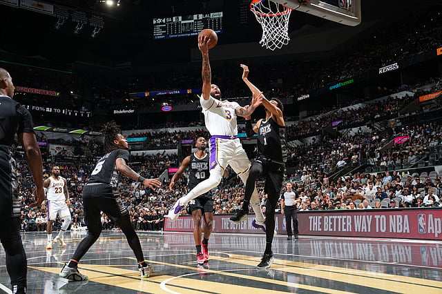 Davis tows Lakers past Spurs
