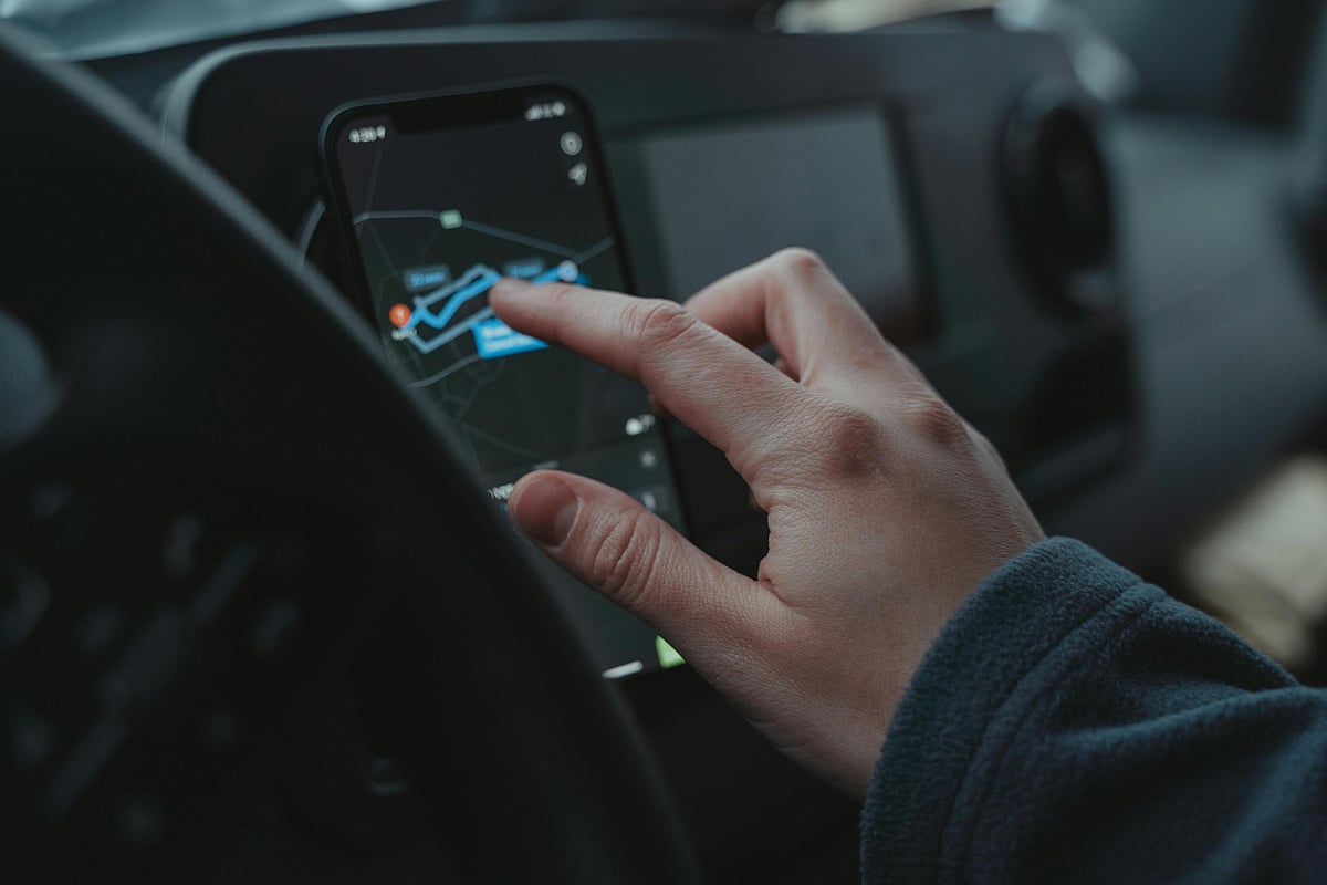 How to use navigation apps safely on the road