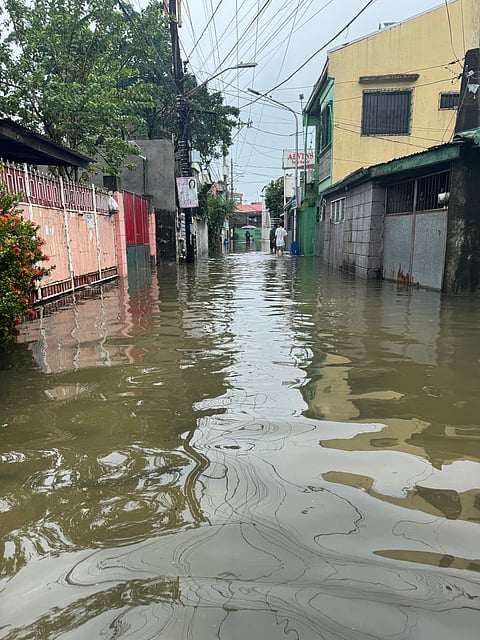 Knee-deep flood hits Barangay Tonsuya in Malabon