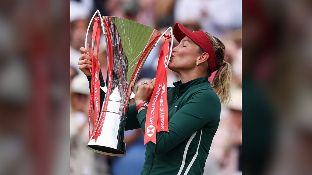 dominant-donna-vekic-shocks-raducanu-lifts-queen-s-club-trophy