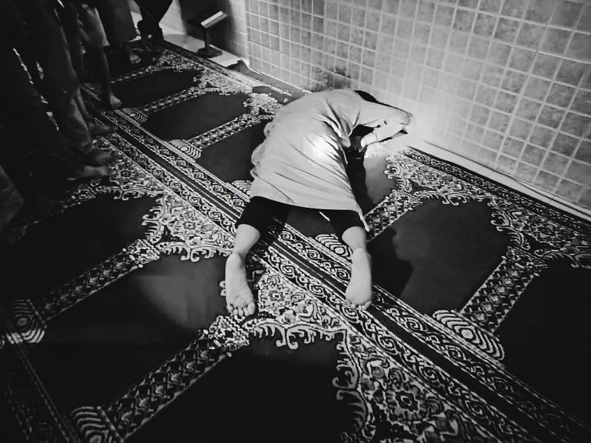 Praying cop shot dead inside mosque