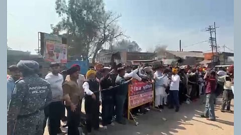 AAP workers show black flags to Haryana CM in Amritsar 