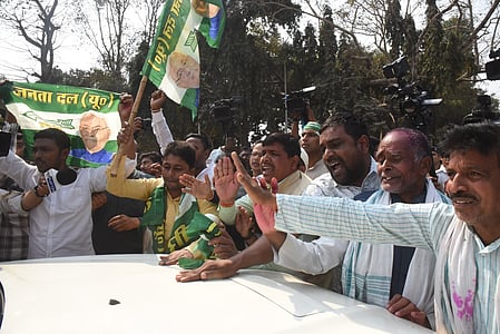 Nitish kumar to contest rajya sabha, JD(U) workers protest