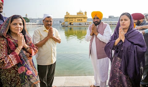 Kejriwal & Mann visit Darbar Sahib