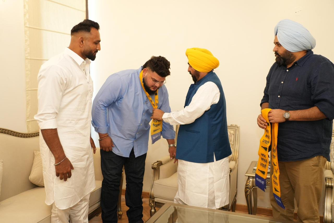 Rustum-e-Hind Pritpal Phagwara joins AAP, Mann inducts him