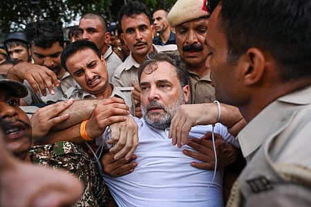 Police evict Rahul Gandhi, Akhilesh Yadav from protest near PM residence