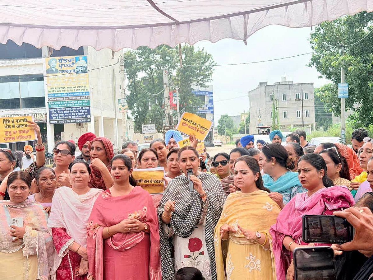 AAP women's wing protests assault of elderly Dalit woman at Akali Dal office