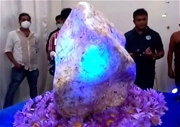 World's largest sapphire cluster unearthed in SL enters Guinness Book