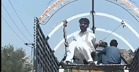 Man enjoys desi swing on moving truck, leaves netizens in splits; Video Viral