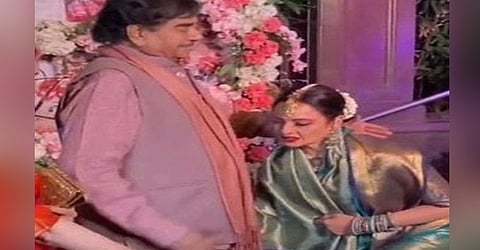 Rekha touches Shatrughan Sinha’s feet, Internet asks ‘aren't they the same age?’