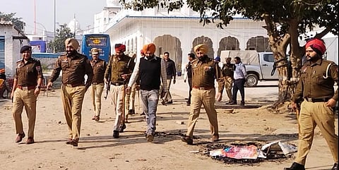 Clash between nihang singhs and police in Sultanpur Lodhi,one policeman dead in firing..