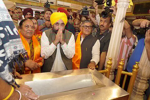 Governor and CM pays obeisance at Sri Harmandir Sahib and Sri Durgiana Mandir.