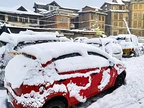 Kashmir snowfall: Highways, flights shut, locals help stranded tourists
