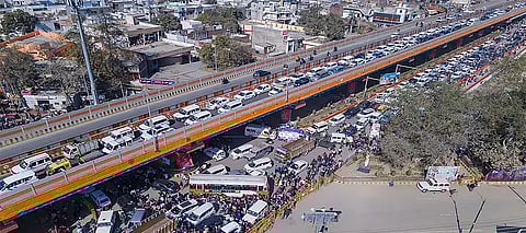 300-KM long traffic jam paralyzes routes to Maha Kumbh, devotees stranded for hours