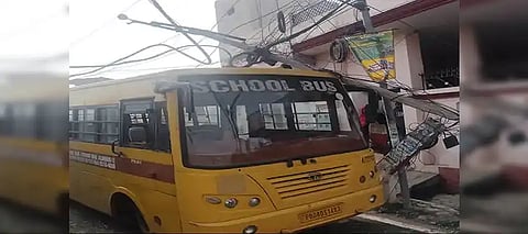 Electric pole falls on School Bus carrying children in Jalandhar's Kishangarh