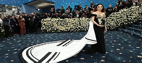 Kiara Advani flaunts baby bump at MET Gala; hubby Sidharth is smitten   