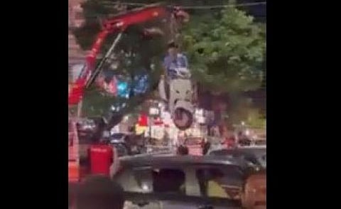 Viral Video: Nagpur traffic police's action against wrong parking, owner lifted in the air along with scooty