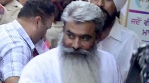 SMS chat increases Ashu's troubles: Conversation with 2 officers regarding funds; VB engages in investigation