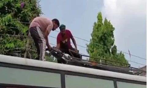 Jalandhar: Police bus stuck in High voltage wires; Electricity workers pull out the bus after 1 hour of hard work
