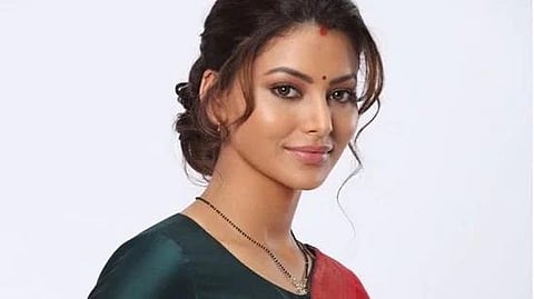 In married attire, Urvashi Rautela pens emotional Shayari ahead of Karwa Chauth, Fans links to Rishabh Pant with an appeal; Watch