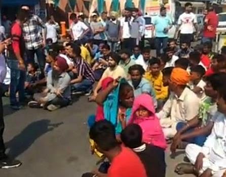 Jalandhar: Enraged people closed Hoshiarpur Highway in Ramamandi due to the non-construction of road to Talhan despite tender