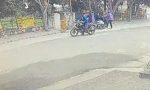 Jalandhar: Robbers flee snatching mobile phones of two girls in Surya Enclave’s Park, Incident captured on CCTV; Watch