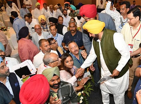 Kejriwal lauds Punjab CM for taking path breaking initiatives to promote industrial development in state