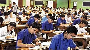 பொதுத் தேர்வை புகாரின்றி நடத்த வேண்டும்... தேர்வு பணியில் ஈடுபடும் ஊழியர்களுக்கு அறிவுறுத்தல்!!