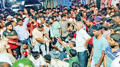 Devotees staged a protest late Sunday night after the police halted the Ganesha idol immersion procession at Shimpigalli in Savanur town.