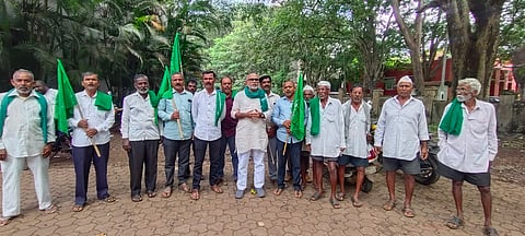ಬರಘೋಷಣೆಗೆ ಆಗ್ರಹಿಸಿ ಬೆಳಗಾವಿಯಲ್ಲಿ ಸೋಮವಾರ ರೈತರು ಭಾರತೀಯ ಕೃಷಿಕ ಸಮಾಜ ನೇತೃತ್ವದಲ್ಲಿ ಪ್ರತಿಭಟನೆ ನಡೆಸಿದರು. ಸಿದಗೌಡ ಮೋದಗಿ, ಸಂಜೀವ ಡೊಂಗರಗಾವಿ, ಶಿವಶಂಕರ ಪೂಜಾರ, ಮಲ್ಲಿಕಾರ್ಜುನ ಮುಗಪ್ಪಗೋಳ ಇತರರಿದ್ದರು.