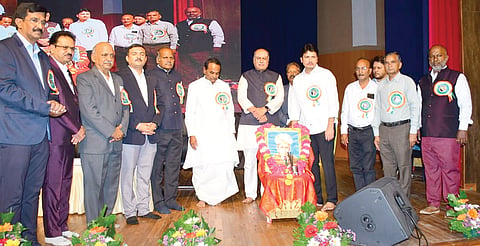ಕಲಬುರಗಿಯಲ್ಲಿ ಶನಿವಾರ ನಡೆದ ಸಿವಿಲ್​ ಇಂಜಿನಿಯರ್ಸ್​ ಅಸೋಸಿಯೇಷನ್​ ರಜತೋತ್ಸವದಲ್ಲಿ ಶರಣಬಸವೇಶ್ವರ ವಿದ್ಯಾವರ್ಧಕ ಸಂಘದ ಕಾರ್ಯದರ್ಶಿ ಬಸವರಾಜ ದೇಶಮುಖ, ಎಂಎಲ್​ಸಿ ತಿಪ್ಪಣ್ಣಪ್ಪ ಕಮಕನೂರ, ಮಾಜಿ ಶಾಸಕ ದತ್ತಾತ್ರೇಯ ಪಾಟೀಲ್​ ರೇವೂರ, ಜಿತೇಂದ್ರ ಮಿಶ್ರಾ, ಅನಿಲಕುಮಾರ ಗಂಗಾಣೆ, ಸಂತೋಷ ಮುಂದಡಾ, ಮುರಳೀಧರ ಕರಲಗಿಕರ್​ ಇತರರಿದ್ದರು.