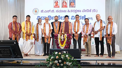 ಉಡುಪಿಯಲ್ಲಿ ಆಯೋಜಿಸಿದ್ದ ವಿದ್ಯಾರ್ಥಿವೇತನ ವಿತರಣೆ, ಪ್ರತಿಭಾ ಪುರಸ್ಕಾರ ಸಮಾರಂಭವನ್ನು ಎಂ. ಕೃಷ್ಣ ಹೆಗ್ಡೆ ಉದ್ಘಾಟಿಸಿದರು. ಎಸ್​.ಎಸ್​. ನಾಯಕ್​, ಸುದರ್ಶನ್​ ಆರ್​. ಪೈ, ಚೇಂಪಿ ರಾಮಚಂದ್ರ ಅನಂತ ಭಟ್​, ಗೋಪಾಲಕೃಷ್ಣ ಭಟ್​, ಸುಬ್ರಹ್ಮಣ್ಯ ಪ್ರಭು, ಜಿ.ಸತೀಶ್​ ಹೆಗಡೆ, ಆರ್​. ವಿವೇಕಾನಂದ ಶೆಣೈ ಇದ್ದರು.