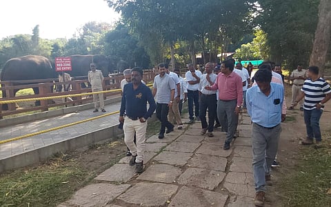 ಆನೆ ಶಿಬಿರಕ್ಕೆ ತೆರಳುವ ಸ್ವಾಗತ ಕೇಂದ್ರಕ್ಕೆ ಶಾಸಕರಾದ ಡಾ.ಮಂತರ್ ಗೌಡ ಅವರು ಭಾನುವಾರ ಭೇಟಿ ನೀಡಿ ಪರಿಶೀಲನೆ ನಡೆಸಿದರು. ವಿ.ಅಭಿಷೇಕ್, ಪ್ರಮೋದ್ ಮುತ್ತಪ್ಪ, ನವೀನ್ ಕುಮಾರ್ ಇತರರಿದ್ದರು.