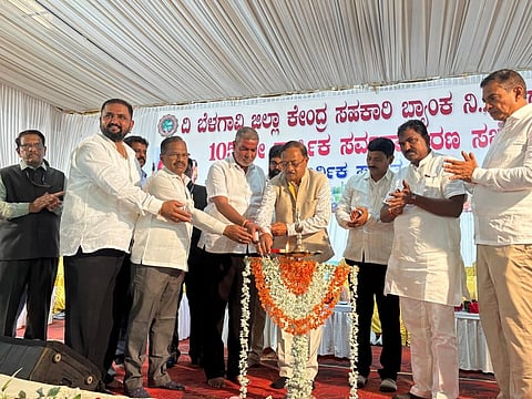 ಬೆಳಗಾವಿ ನಗರದ ಗಾಂಧಿಭವನದಲ್ಲಿ ಸೋಮವಾರ ಹಮ್ಮಿಕೊಂಡಿದ್ದ ಬಿಡಿಸಿಸಿ ಬ್ಯಾಂಕಿನ ಸರ್ವಸಾಧಾರಣ ಸಭೆಯನ್ನು ಅಣ್ಣಾಸಾಹೇಬ ಜೊಲ್ಲೆ, ಬಾಲಚಂದ್ರ ಜಾರಕಿಹೊಳಿ ಉದ್ಘಾಟಿಸಿದರು. ಅಪ್ಪಾಸಾಹೇಬ ಕುಲಗುಡೆ, ನೀಲಕಂಠ ಕಪ್ಪಲಗುದ್ದಿ, ವಿರೂಪಾಕ್ಷ ಮಾಮನಿ, ಮಲ್ಲಣ್ಣ ಯಾದವಾಡ, ನಾನಾಸಾಹೇಬ ಪಾಟೀಲ ಇತರರಿದ್ದರು.