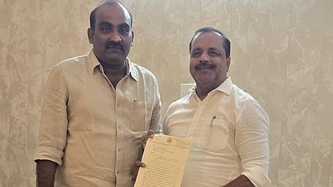 ಉಡುಪಿ ಜಿಲ್ಲಾಸ್ಪತ್ರೆಯ ಶ್ರೀ ಉದ್ಘಾಟನೆ ಹಾಗೂ ಬ್ರಹ್ಮಾವರ ಆಸ್ಪತ್ರೆ ಮೇಲ್ದರ್ಜೆಗೆ ಏರಿಸುವಂತೆ ಆಗ್ರಹಿಸಿ ಯಶ್​ಪಾಲ್​ ಸುವರ್ಣ ಸಚಿವ ಯು.ಟಿ. ಖಾದರ್​ ಅವರಿಗೆ ಬೆಂಗಳೂರಿನಲ್ಲಿ ಮನವಿ ಸಲ್ಲಿಸಿದರು.