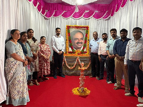 ಕೇಂದ್ರ ಮಾಜಿ ಸಚಿವ ದಿ. ಎಚ್.ಎನ್. ಅನಂತಕುಮಾರ ಜನ್ಮದಿನ ನಿಮಿತ್ತ ಹುಬ್ಬಳ್ಳಿ ತಾಲೂಕಿನ ನೂಲ್ವಿ ಸಮೀಪದ ವಿಭವ ಇಂಡಸ್ಟ್ರೀಸ್‌ನಲ್ಲಿ ಅನಂತಕುಮಾರ ಭಾವಚಿತ್ರಕ್ಕೆ ಮಂಗಳವಾರ ಪುಷ್ಪನಮನ ಸಲ್ಲಿಸಿ ಗೌರವ ಸಲ್ಲಿಸಲಾಯಿತು.