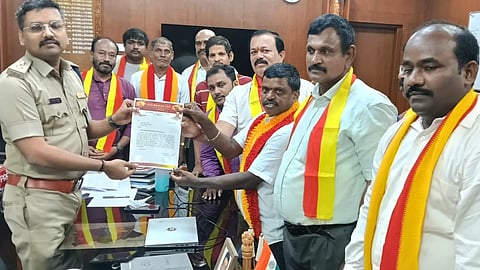 ಉಡುಪಿ ಜಿಲ್ಲೆಯಲ್ಲಿ ಮಾದಕ ದ್ರವ್ಯ ಮಾರಾಟಕ್ಕೆ ಕಡಿವಾಣ ಹಾಕುವಂತೆ ಒತ್ತಾಯಿಸಿ ಎಸ್ಪಿ ಹರಿರಾಮ್​ ಶಂಕರ್​ ಅವರಿಗೆ ಮನವಿ ಸಲ್ಲಿಸಲಾಯಿತು. ಸುಜಯ್​ ಪೂಜಾರಿ, ಲಕ್ಷ್ಮೀಶ್​ ಶೆಟ್ಟಿ, ಆನಂದ್​ ಶೆಟ್ಟಿ, ಪ್ರಕಾಶ್​ ದೇವಾಡಿಗ, ತೇಜಸ್​ ರಾವ್​, ಸುಬ್ಬಣ್ಣ ಕಾಮತ್​, ಸಿದ್ದಣ್ಣ ಎಸ್​. ಪೂಜಾರಿ ಇತರರಿದ್ದರು.