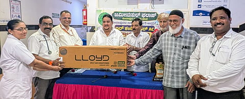 ಕುಂದಾಪುರ ತಾಲೂಕು ಆಸ್ಪತ್ರೆ ಜಮೀಯತುಲ್ ಫಲಾಹ್ ಕುಂದಾಪುರ ಘಟಕದ ವತಿಯಿಂದ ಏರ್ ಕಂಡಿಷನರ್ ಹಸ್ತಾಂತರಿಸಲಾಯಿತು. ಪ್ರಮುಖರಾದ ಡಾ.ಪ್ರೇಮಾನಂದ, ಮುಜಾವರ್ ಅಬು ಮಹಮ್ಮದ್, ಡಾ.ನಾಗೇಶ್, ಶಿವರಾಮ ಪುತ್ರನ್, ಶೇಖ್ ಅಬು ಮಹಮ್ಮದ್, ಸೈಯದ್ ನಾಸಿರ್ ಕುಂದಾಪುರ ಮತ್ತಿತರರು ಉಪಸ್ಥಿತರಿದ್ದರು.