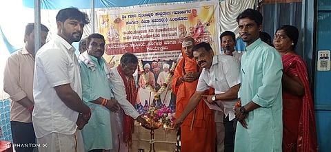 ಸಿಂಧನೂರಿನಲ್ಲಿ ಡಾ.ಪಂಡಿತ ಪುಟ್ಟರಾಜ ಕವಿ ಗವಾಯಿಗಳ 16ನೇ ಪುಣ್ಯಸ್ಮರಣೋತ್ಸವ ಕಾರ್ಯಕ್ರಮವನ್ನು ರಂಭಾಪುರಿ ಶಾಖಾ ಖಾಸಾಮಠದ ಸೋಮನಾಥ ಶಿವಾಚಾರ್ಯ ಸ್ವಾಮೀಜಿ ಉದ್ಘಾಟಿಸಿದರು. ಸಮಿತಿ ಅಧ್ಯಕ್ಷ ಬಸವರಾಜ ಮೋತಿ, ಮಾಜಿ ಯೋಧ ವೀರಭದ್ರಯ್ಯ ಎಸ್., ಚುಸಾಪ ಜಿಲ್ಲಾಧ್ಯಕ್ಷ ಬೀರಪ್ಪ ಶಂಭೋಜಿ ಇತರರಿದ್ದರು. 
