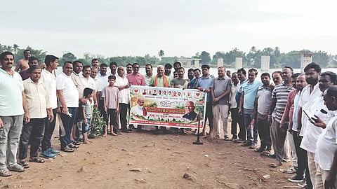 ರಬಕವಿ/ಬನಹಟ್ಟಿಯ ಕೃಷ್ಣಾ ನದಿ ತೀರದಲ್ಲಿ ಹಮ್ಮಿಕೊಂಡಿದ್ದ ಸ್ವಚ್ಛತಾ ಅಭಿಯಾನಕ್ಕೆ ಶಾಸಕ ಸಿದ್ದು ಸವದಿ ಚಾಲನೆ ನೀಡಿದರು. ಶ್ರೀಶೈಲ ಬೀಳಗಿ, ಧರೆಪ್ಪ ಉಳ್ಳಾಗಡ್ಡಿ, ಪ್ರಭು ಪೂಜೇರಿ, ಬಾಲು ನಂದೆಪ್ಪನವರ, ಬಾಬಾಗೌಡ ಪಾಟೀಲ, ಪ್ರವೀಣ ದಬಾಡಿ ಇತರರಿದ್ದರು.