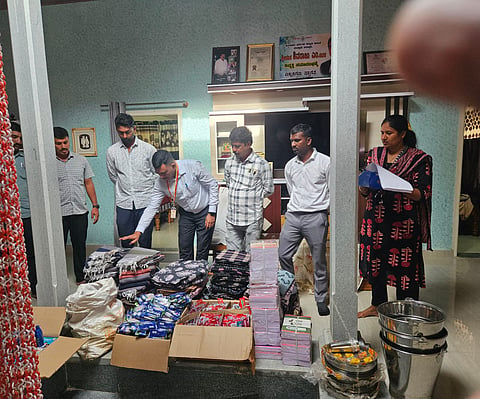 ಹಿಂದುಳಿದ ವರ್ಗಗಳ ಕಲ್ಯಾಣ ಇಲಾಖೆಯ ವಸತಿ ನಿಲಯಗಳಲ್ಲಿ ವಾರ್ಡನ್ ಹಾಗೂ ಅಧಿಕ್ಷಕನಾಗಿ ಕರ್ತವ್ಯ ನಿರ್ವಹಿಸಿ ನಿವೃತ್ತರಾಗಿದ್ದ ಶಿವರಾಜ್ ಅವರ ಶಿವಪುರದಲ್ಲಿರುವ  ಮನೆಯ ಮೇಲೆ  ಬೆಳ್ಳಂ ಬೆಳ್ಳಿಗ್ಗೆ ಲೋಕಾಯುಕ್ತ ಪೊಲೀಸರು ದಾಳಿ ಪರಿಶೀಲನೆ ನಡೆಸುತ್ತಿರುವುದು.
