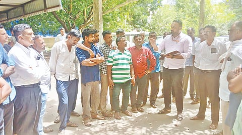 ತರೀಕೆರೆ ಕಸಬಾ ಹೋಬಳಿ ವ್ಯಾಪ್ತಿಯ ವಿವಿಧ ಗ್ರಾಮಗಳಲ್ಲಿ ಬೇಕಾಬಿಟ್ಟಿ ಫೇಸ್ ವಿದ್ಯುತ್ ಕಡಿತಗೊಳಿಸುತ್ತಿರುವುದನ್ನು ಖಂಡಿಸಿ ಅಡಿಕೆ ಮತ್ತು ವೀಳ್ಯದೆಲೆ ಬೆಳೆಗಾರರು ತರೀಕೆರೆ ಮೆಸ್ಕಾಂ ಕಚೇರಿ ಎದುರು ಪ್ರತಿಭಟನೆ ನಡೆಸಿದರು.